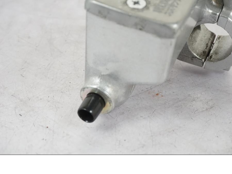 Vänster sida på Bromshuvudcylinder från en Suzuki VL 800 -2002 motorcykel.