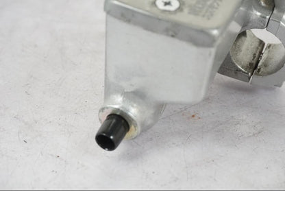 Vänster sida på Bromshuvudcylinder från en Suzuki VL 800 -2002 motorcykel.