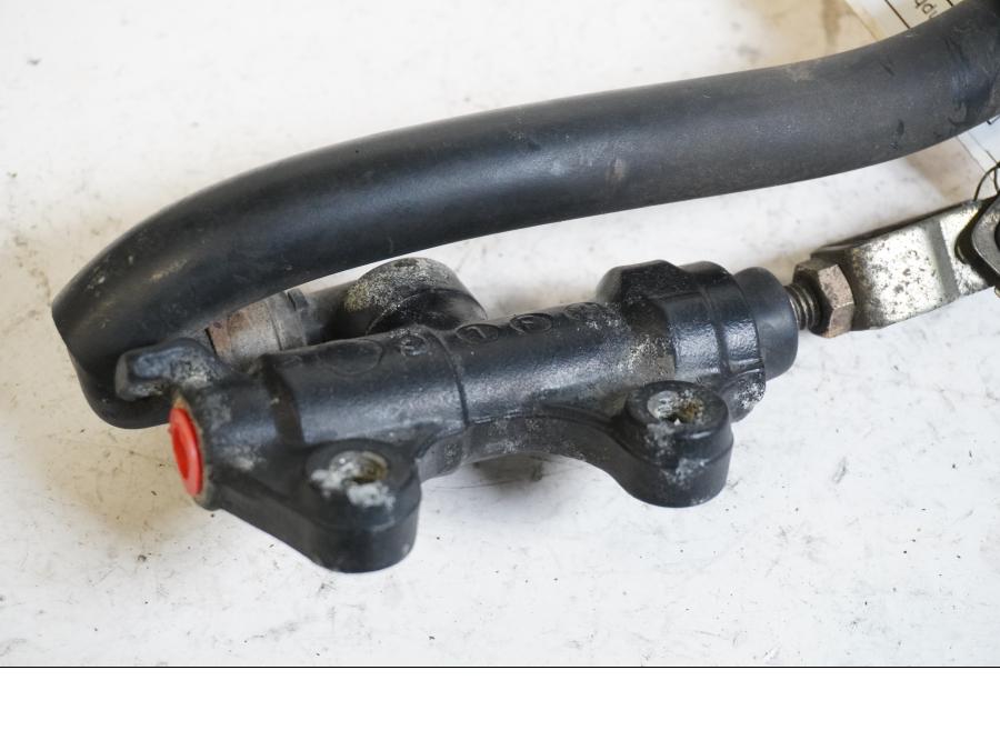 Baksidan på Bromshuvudcylinder från en Triumph Tiger -2004 motorcykel.