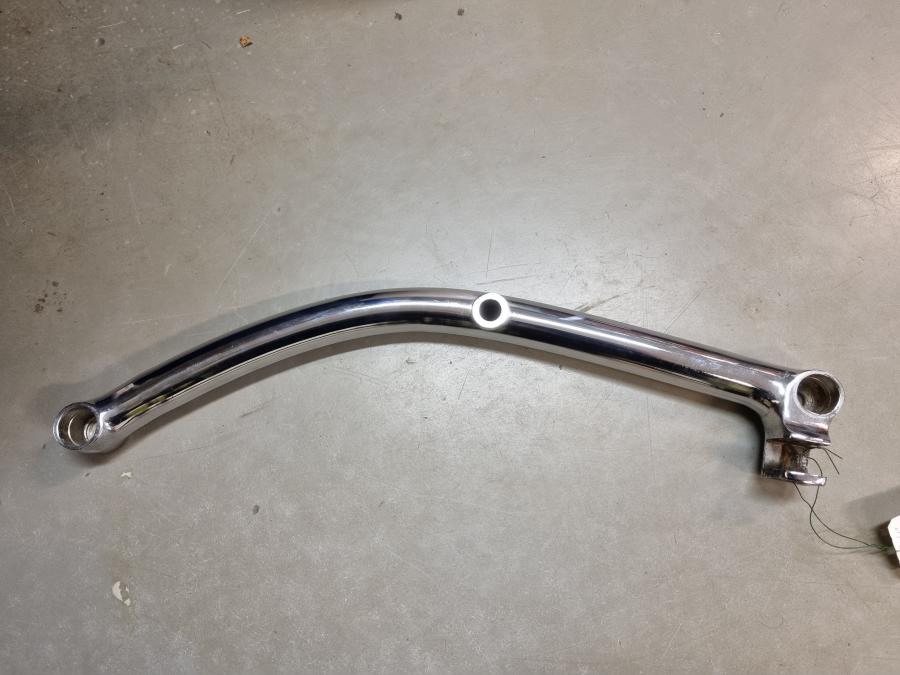 Framsidan på Bakskärmskromstag från en Suzuki VS 800 -1994 motorcykel.