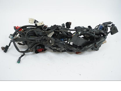 Snett nerifrån på Kablage från en Honda CB 650 R -2019 motorcykel.