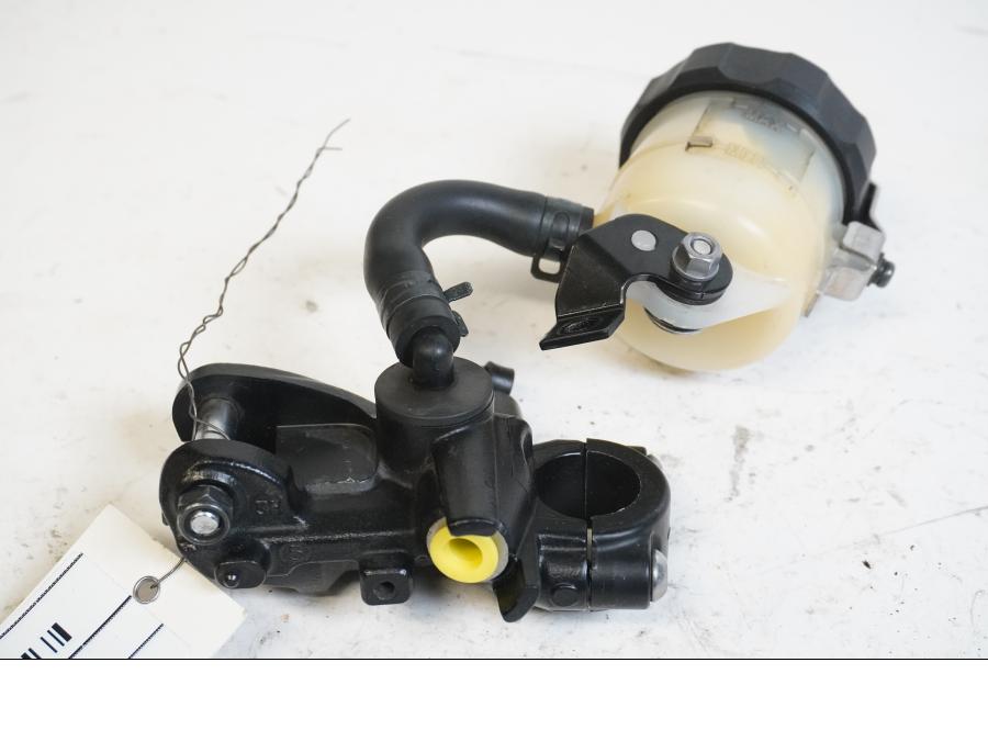 Framsidan på Bromshuvudcylinder från en BMW S 1000 RR -2014 motorcykel.