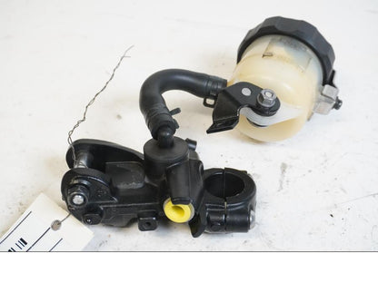 Framsidan på Bromshuvudcylinder från en BMW S 1000 RR -2014 motorcykel.