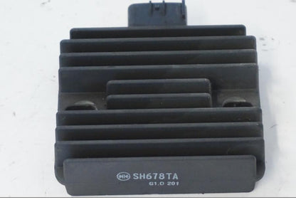 Baksidan på Likriktare från en Kawasaki ER-6N -2012 motorcykel.