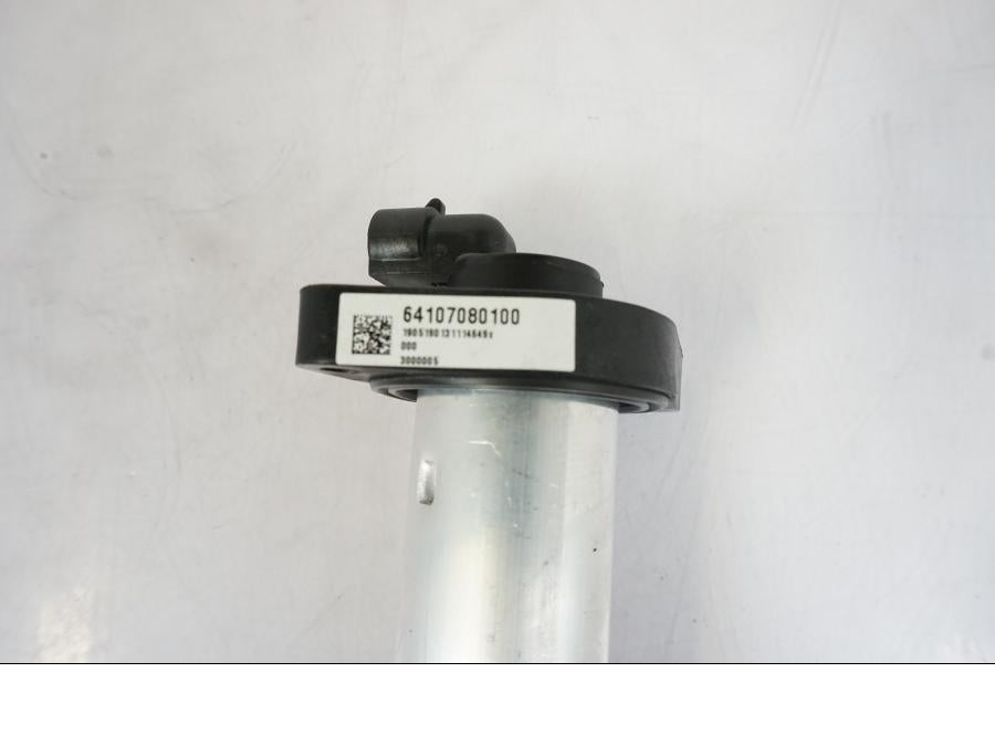 Vänster sida på Bensintankgivare från en KTM 790 Duke -2019 motorcykel.