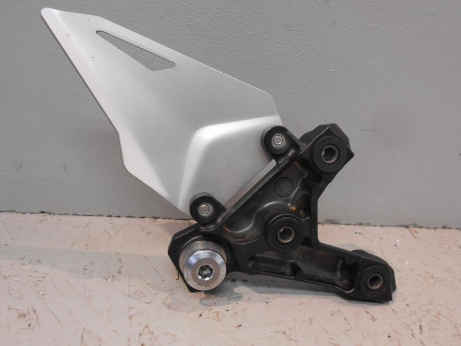 Baksidan på Fotpinnefäste från en Kawasaki Ninja H2 -2018 motorcykel.