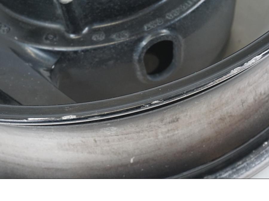 Snett uppifrån på Fälg från en Honda ST 1300 -2002 motorcykel.