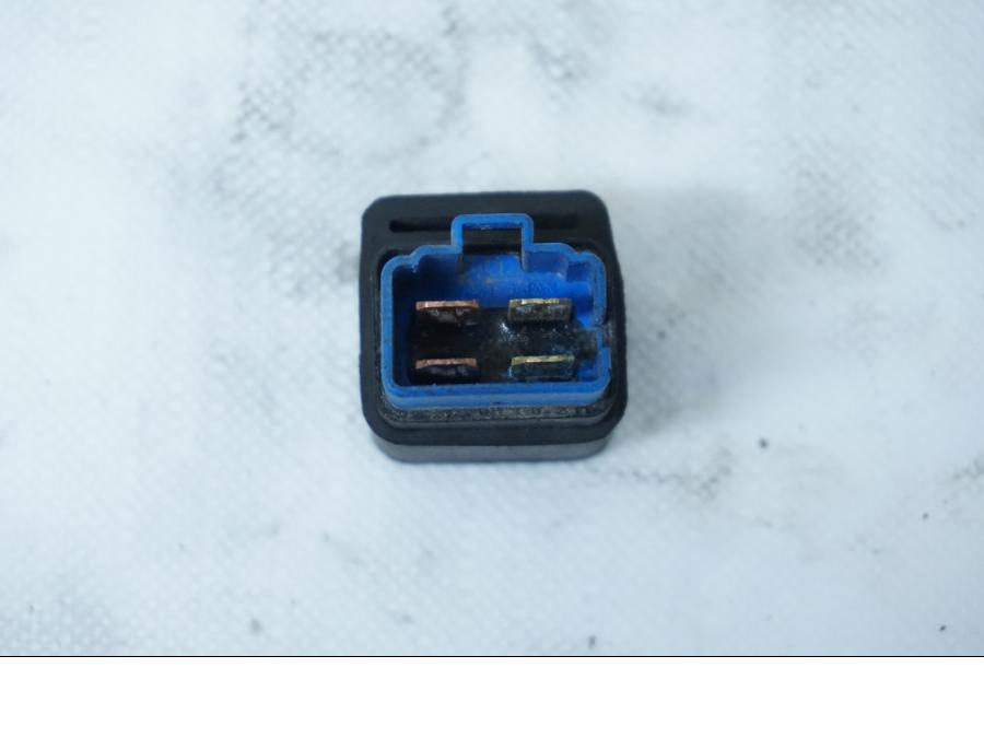 Höger sida på Relä från en Yamaha YZF 1000 R -1997 motorcykel.