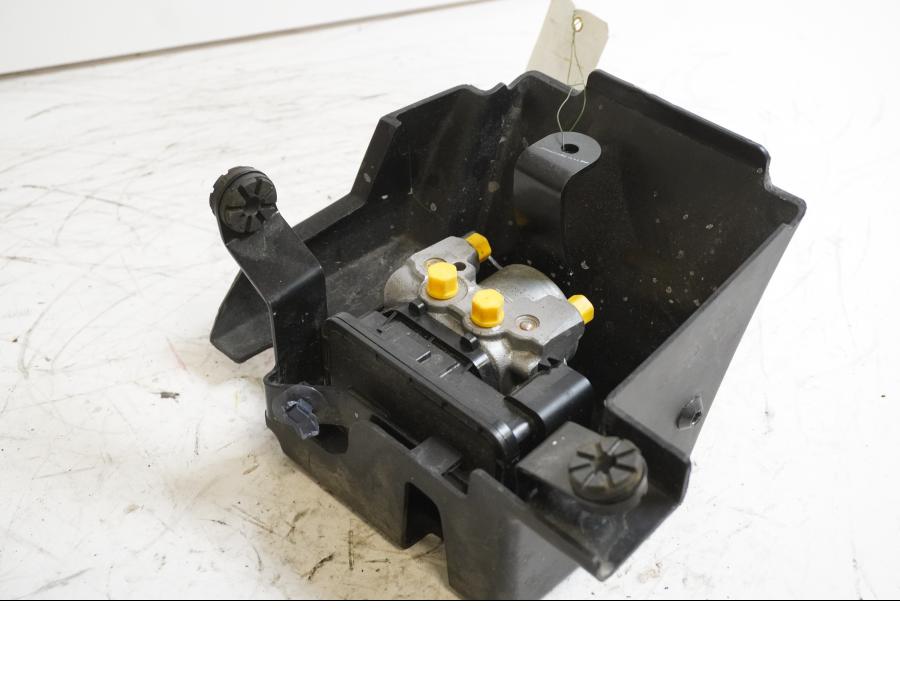 Framsidan på ABS Modulator från en Honda CB 500 F -2013 motorcykel.