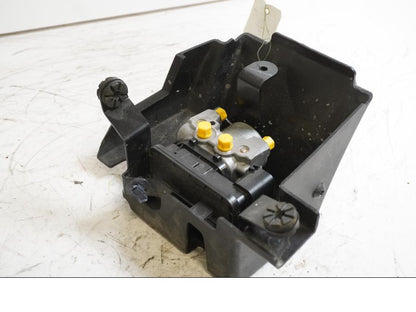 Framsidan på ABS Modulator från en Honda CB 500 F -2013 motorcykel.