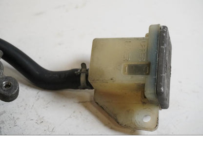 Höger sida på <p>Bromshuvudcylinder bak från Suzuki GSX-R 750 1998.</p>

<p>Ink behållare.</p> motorcykel.