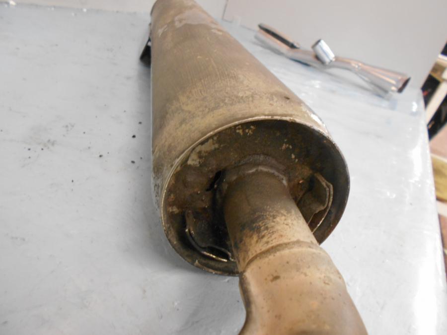 Vänster sida på Ljuddämpare från en Kawasaki VN 1500 Classic Tourer -2002 motorcykel.