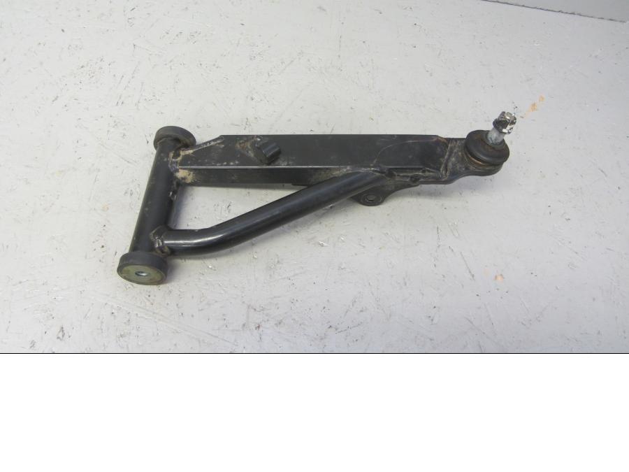 Framsidan på Länkarm från en Suzuki LTA 750 XP E -2009 motorcykel.