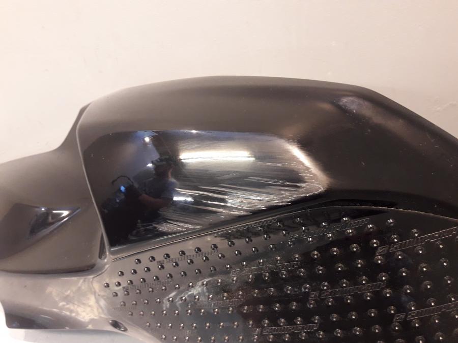 Höger sida på Bensintankskåpa från en BMW K 1200 S -2008 motorcykel.