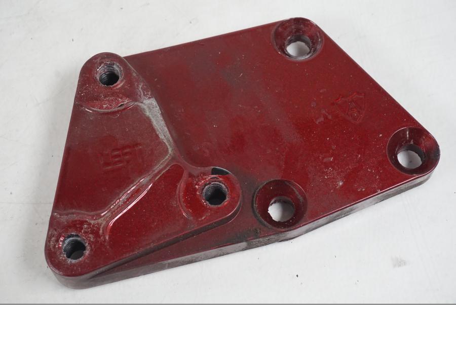 Snett nerifrån på Fotpinnefäste inre från en H-D Softail FXCW Rocker -2008 motorcykel.