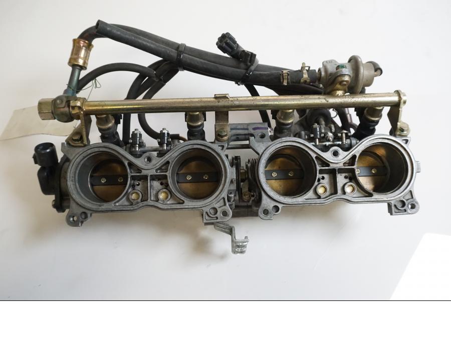 Baksidan på Spjällhus från en Honda CBR 900 RR -2000 motorcykel.