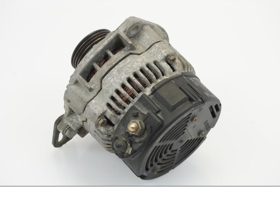 Höger sida på Generator från en BMW R 1150 R -2002 motorcykel.