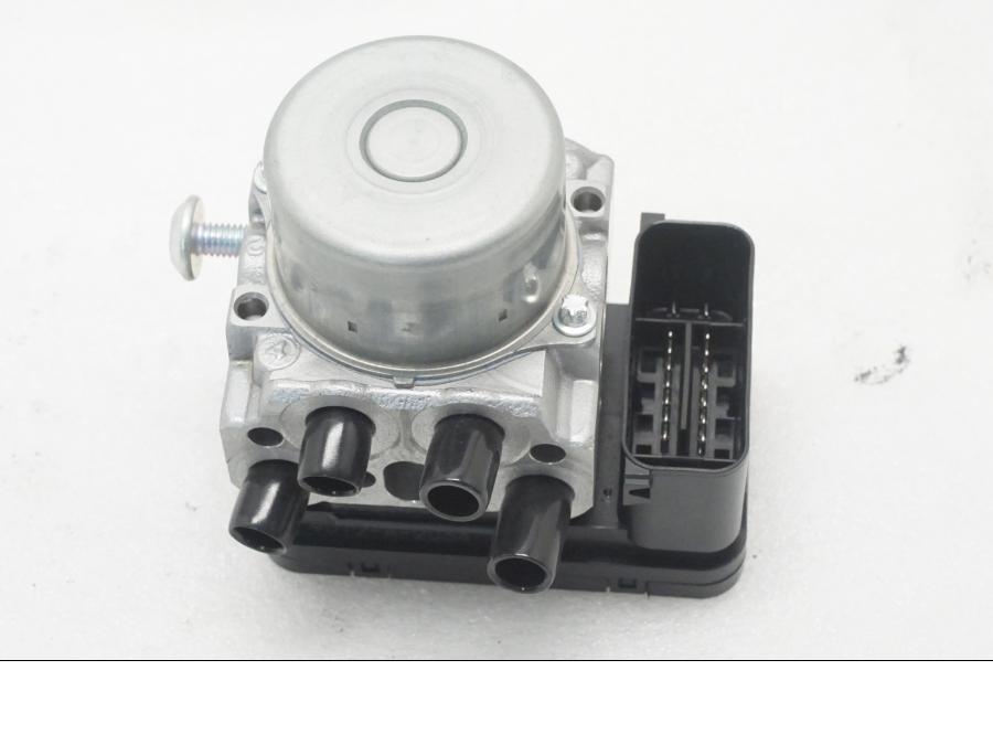 Framsidan på ABS Modulator från en Kawasaki Z 400 -2020 motorcykel.