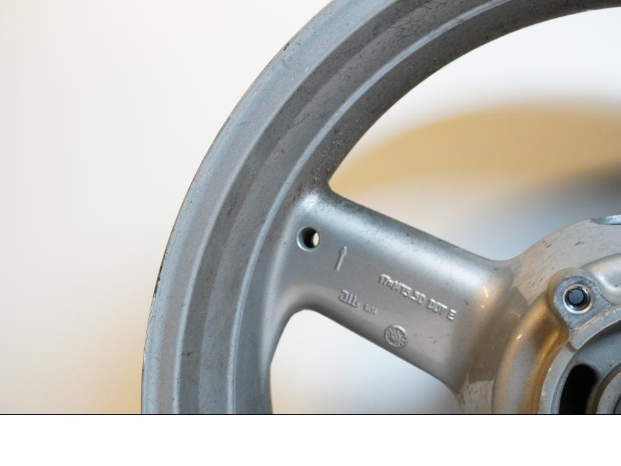 Vänster sida på Fälg från en Triumph TT 600 -2001 motorcykel.