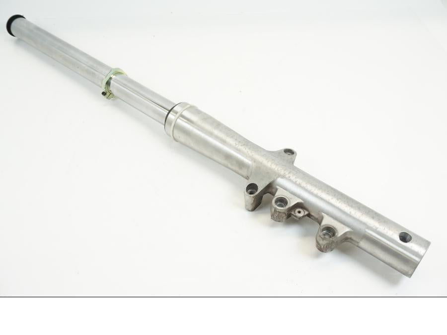 Framsidan på Gaffelben från en Suzuki VL 1500 -1999 motorcykel.