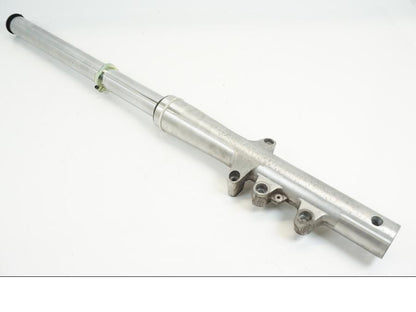 Framsidan på Gaffelben från en Suzuki VL 1500 -1999 motorcykel.