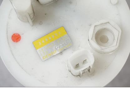 Snett uppifrån på Bensinpump insprut från en Triumph Tiger -2009 motorcykel.