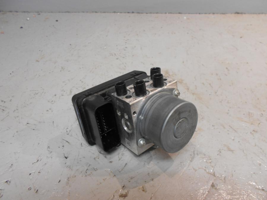 Framsidan på ABS Modulator från en Aprilia Tuono V4R -2016 motorcykel.