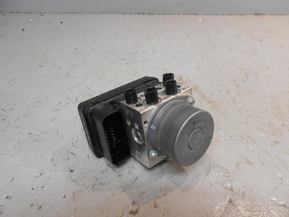 Framsidan på ABS Modulator från en Aprilia Tuono V4R -2016 motorcykel.