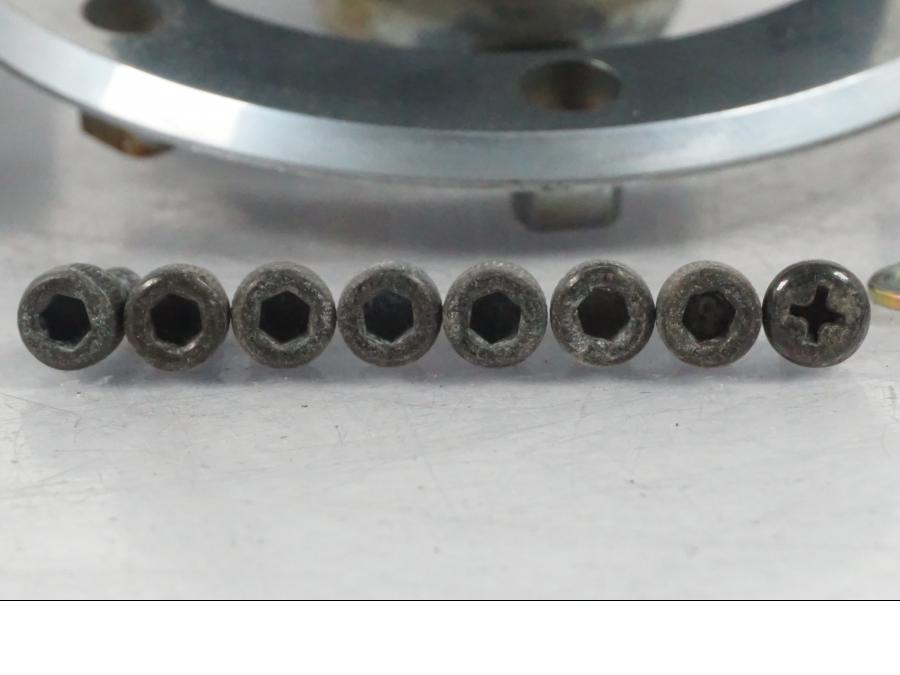 Höger sida på <p>Låssats från Kawasaki ZXR 400 1992.</p>

<p>Tändningslås, tanklock, sadellås och 2st nycklar.</p> motorcykel.