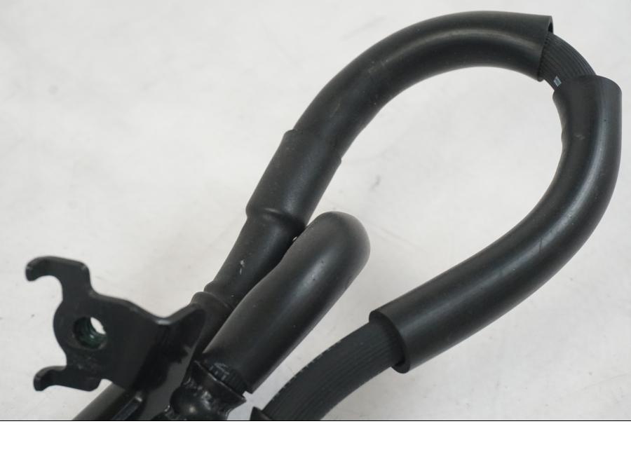 Snett nerifrån på Bromsledning från en Yamaha MT-09 -2019 motorcykel.