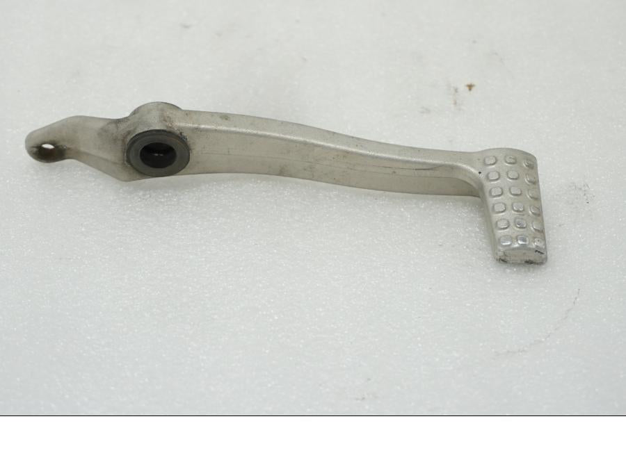 Framsidan på Bromspedal från en Buell XB9S -2003 motorcykel.