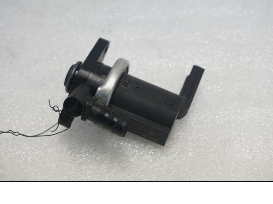 Framsidan på Luftventil från en BMW K 1300 R -2011 motorcykel.