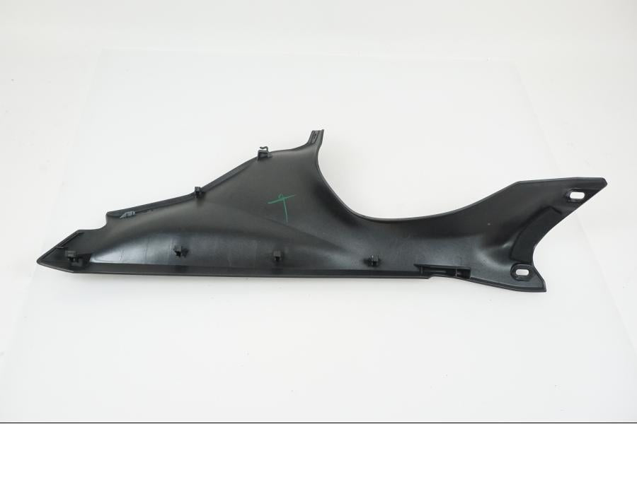 Vänster sida på Toppkåpsinsida från en Yamaha YZF-R7 -2022 motorcykel.