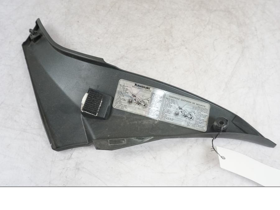 Snett nerifrån på Sidopanel från en Kawasaki ZX-10R -2008 motorcykel.