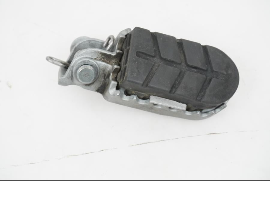 Baksidan på Fotpinne från en KTM 1290 Super Adventure S -2022 motorcykel.