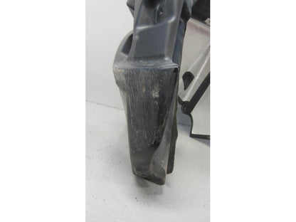 Snett nerifrån på Bensintank från en KTM 1290 Super Adventure -2018 motorcykel.