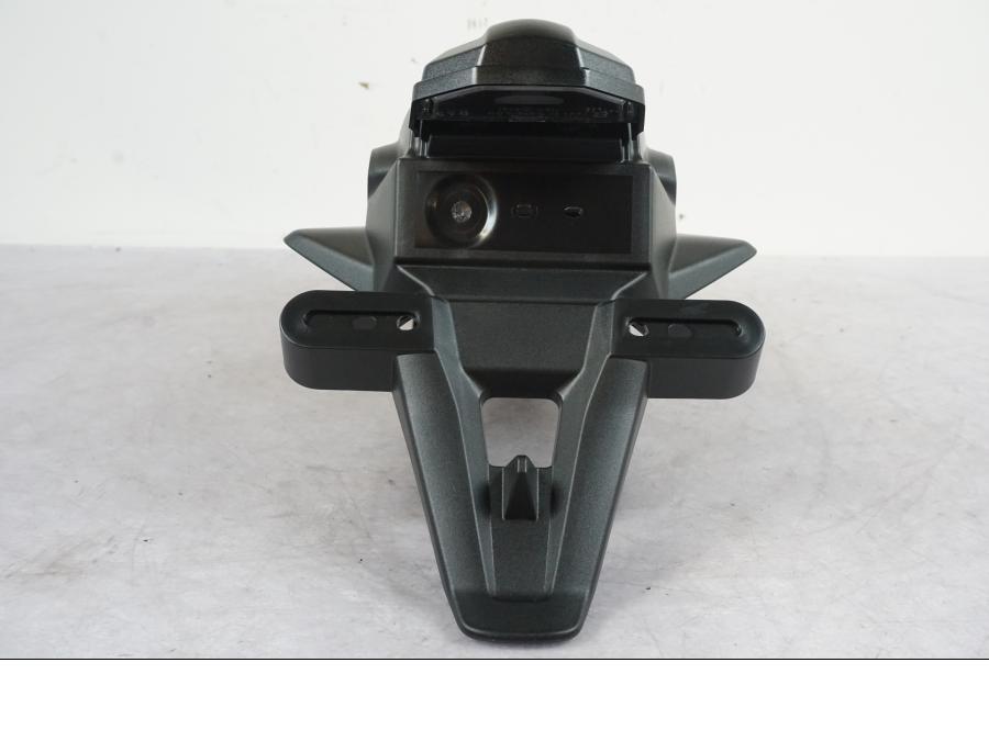 Vänster sida på Skylthållare från en Yamaha MT-09 -2021 motorcykel.