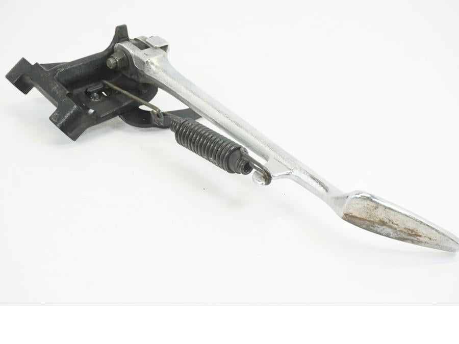 Framsidan på Sidostöd från en Yamaha XVS 1100 -2003 motorcykel.