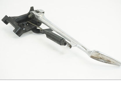 Framsidan på Sidostöd från en Yamaha XVS 1100 -2003 motorcykel.