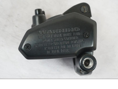 Snett uppifrån på Bromshuvudcylinder från en Kawasaki Z 900 -2019 motorcykel.