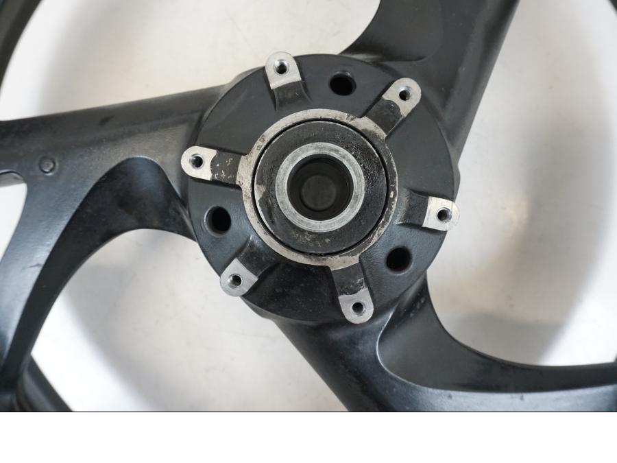 Baksidan på Fälg från en Honda ST 1300 -2002 motorcykel.