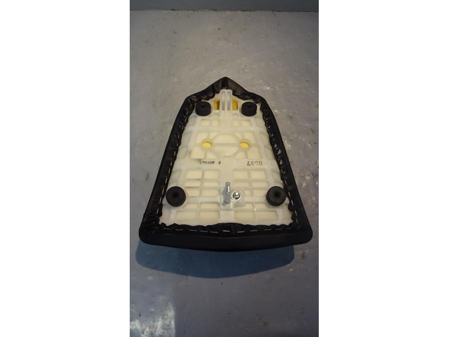 Vänster sida på Sadel från en Kawasaki Z 1000 -2018 motorcykel.