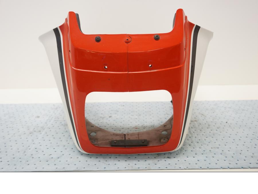 Baksidan på Toppkåpa från en Suzuki GSX 550 -1985 motorcykel.