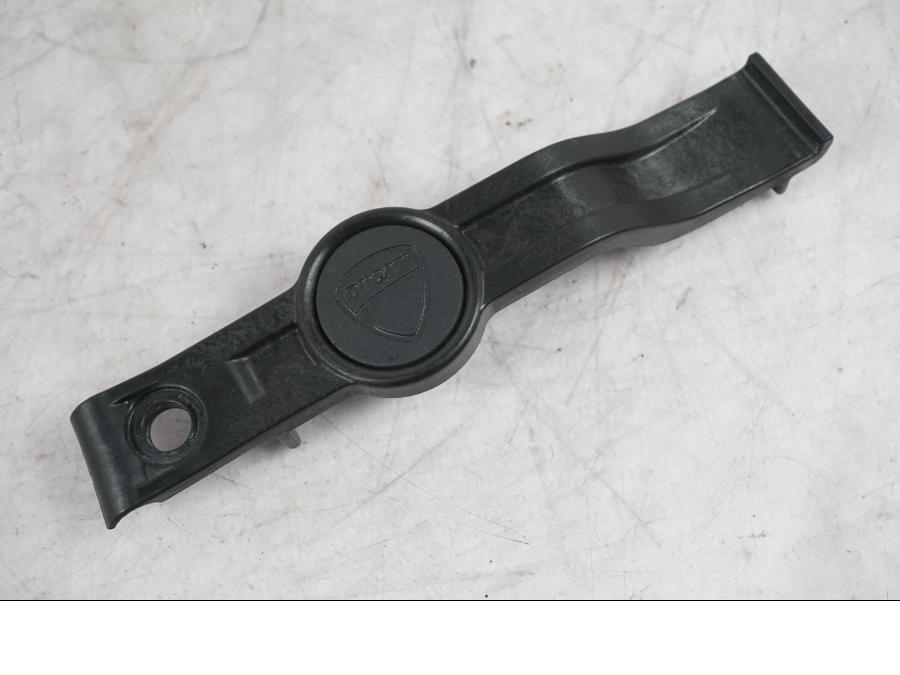 Framsidan på Batterihållare från en Ducati Multistrada V4 -2024 motorcykel.