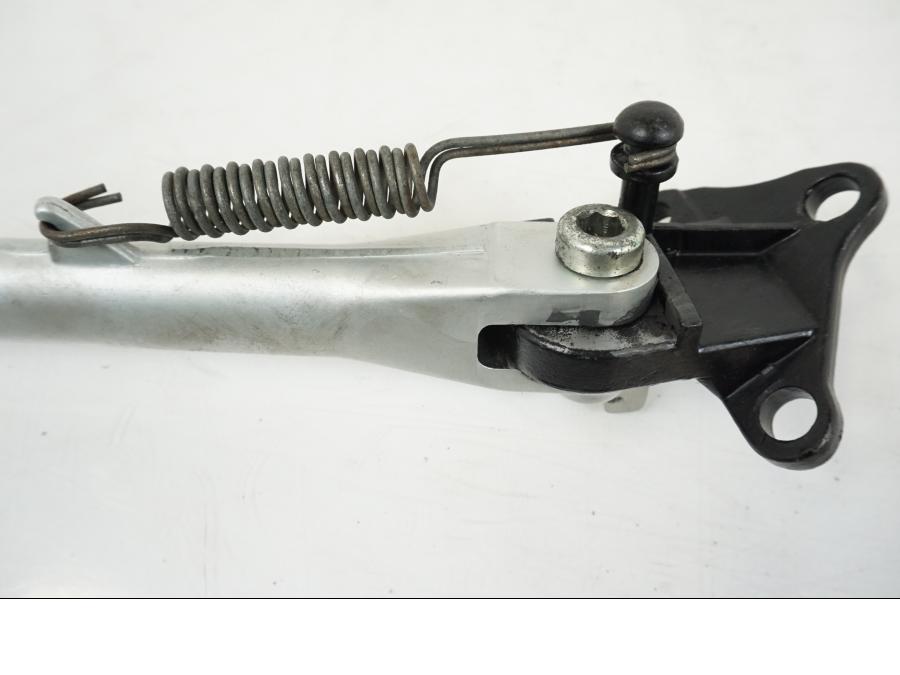 Vänster sida på Sidostöd från en Triumph Speed Triple -2008 motorcykel.