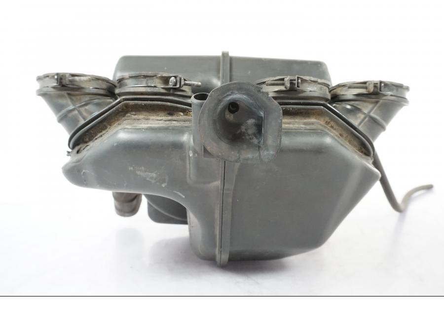 Vänster sida på Luftburk från en Honda CBR 1000 F -1999 motorcykel.