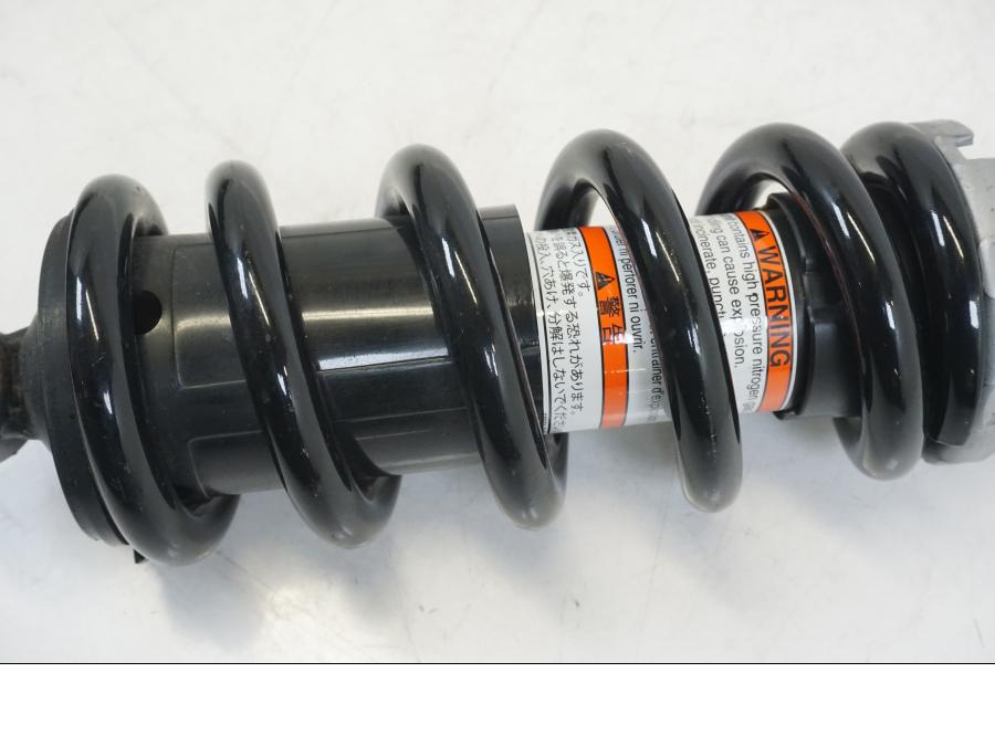 Höger sida på Stötdämpare från en Kawasaki ER-6N -2015 motorcykel.