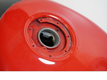 Vänster sida på Bensintank från en Kawasaki ZX-6R -1999 motorcykel.