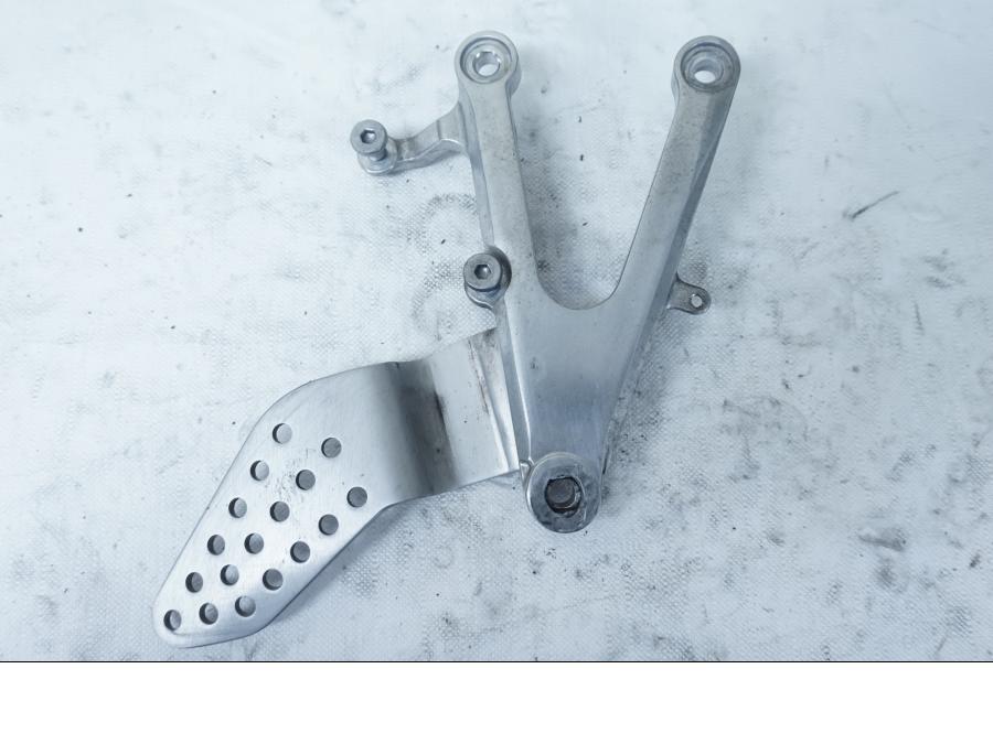 Framsidan på Fotpinnefäste från en Yamaha YZF 1000 R1 -2002 motorcykel.