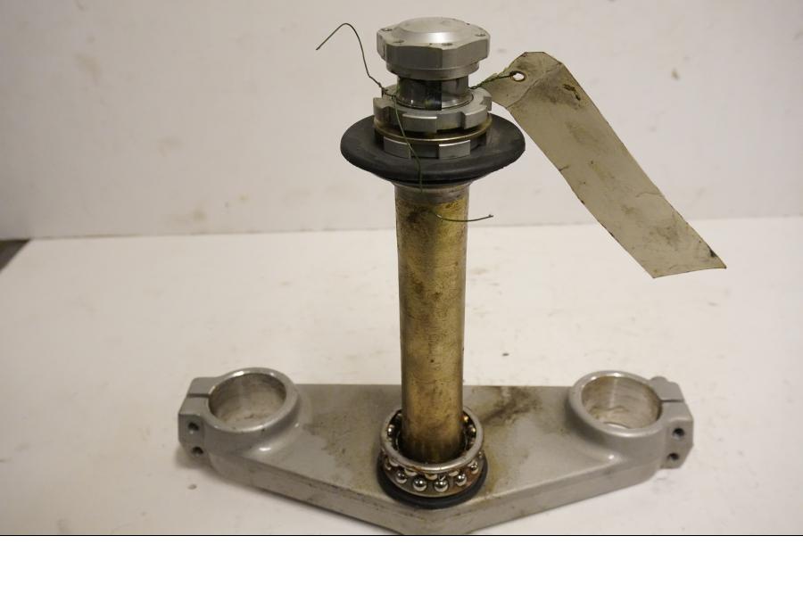 Framsidan på Gaffelkrona från en Triumph Sprint ST -2007 motorcykel.